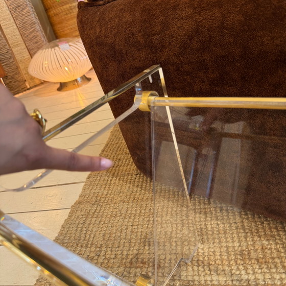 Image 1 of Zeitschriftenhalter aus Plexiglas im Stil der Mitte des 20. Jahrhunderts mit Messingdetails