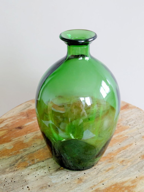 Image 1 of Vase bouteille en verre vert vintage, soufflé à la main, élément sculptural pour présenter un seul flacon.
