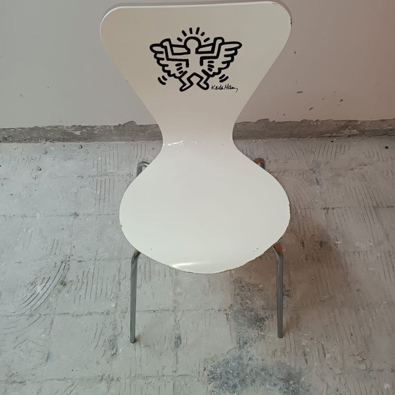 Image 1 of Página 1 de 18 Juego de 4 sillas Keith Haring de Arne Jacobsen para Fritz Hansen