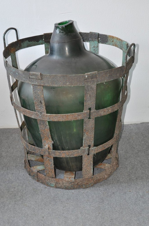 Große Vintage Glasflasche mit Metallkorb