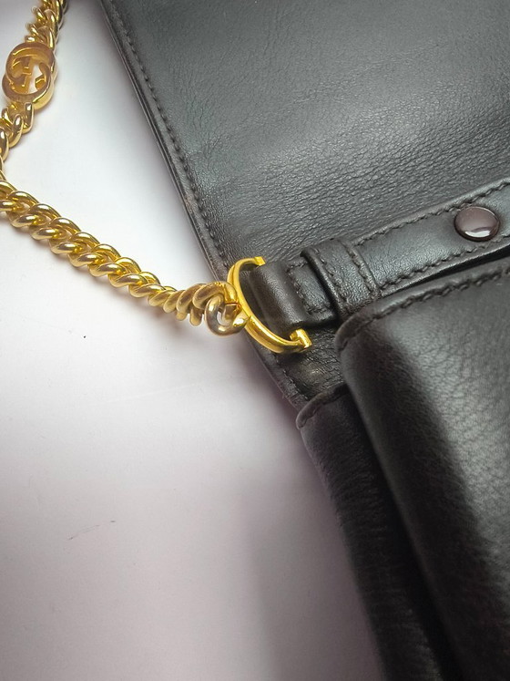 Image 1 of Rara borsa a tracolla vintage Gucci in pelle scamosciata e pelle con catena GG dorata e ciondolo con stemma – Made in Italy