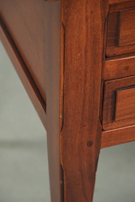 Sierlijk bureau in Engelse stijl met een groen leren blad met prachtige goudkleurige details en vijf lades (photo 14 of 14)