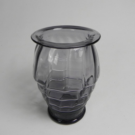 Art Deco vase with twisted vertical bands, Doyen style, 1930s