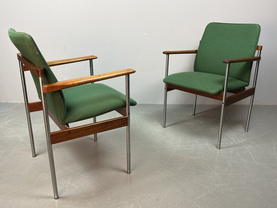 Image 1 of Juego de 4 sillas de comedor Thereca de diseño de mediados de siglo con tapicería verde vibrante.