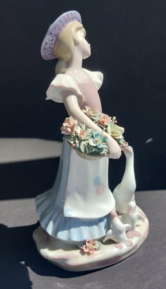 Image 1 of Figurine en porcelaine fine, Mediflor, Valence.