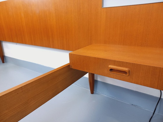 Image 1 of Lit double vintage style scandinave en teck des années 60 avec chevets suspendues et lampes intégrées