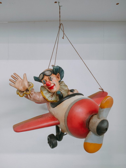 Clown Jun Asilo dans la décoration intérieure d'un avion (objet de collection)