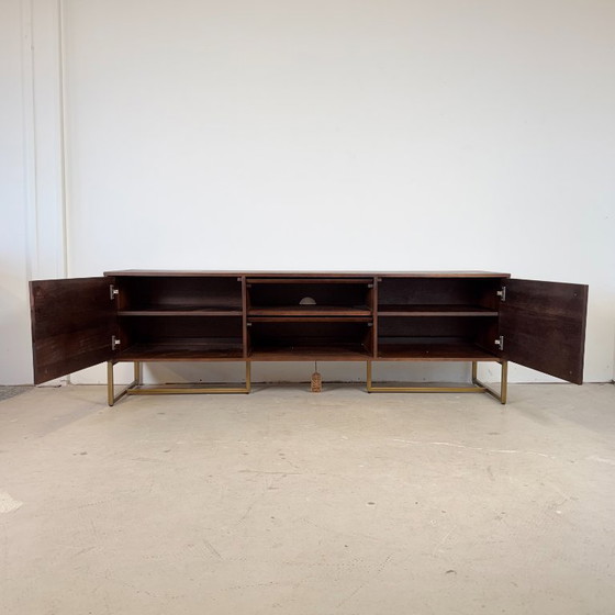 Credenza/mobile TV Dutchbone Class – Legno di acacia con venature a spina di pesce e ottone anticato (photo 5 of 12)