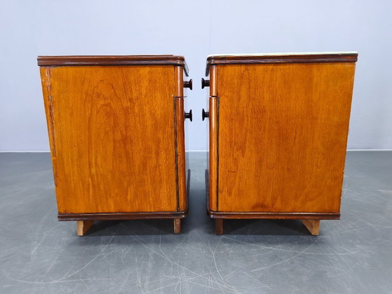 Image 1 of Een paar notenhouten nachtkastjes met glazen blad uit het midden van de 20e eeuw, jaren 1950.