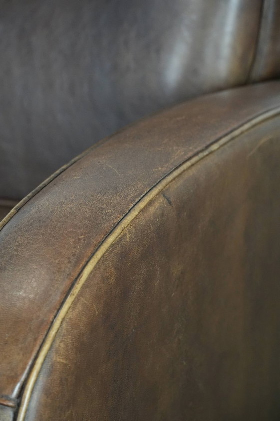 Image 1 of Sillón de piel de oveja con hermosas formas redondas y un diseño elegante.