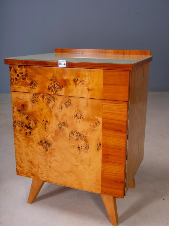 Coppia di comodini vintage cecoslovacchi con impiallacciatura in radica, stile moderno di metà secolo, 45 × (photo 8 of 9)