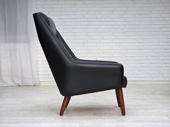 Image 1 of Deense fauteuil met hoge rugleuning uit de jaren 70, zwart kunstleer, poten van teakhout.