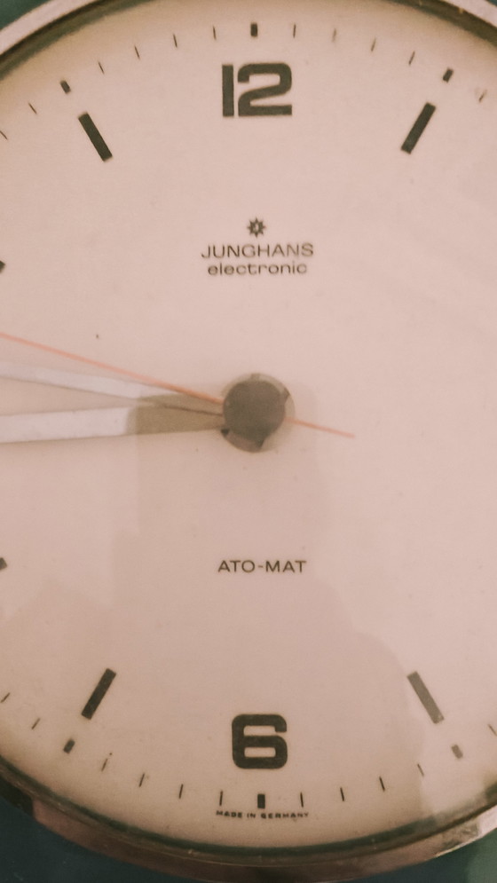 Image 1 of MUSEUMSTAAT: Werkende Junghans ATO-MAT Wandklok – Petrol Keramiek – Jaren '60