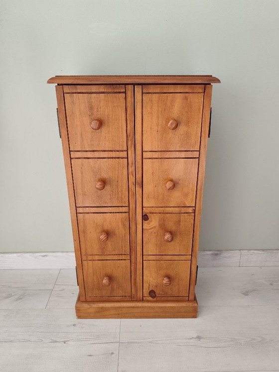 Image 1 of Pequeño mueble de madera estilo armario con cajones falsos