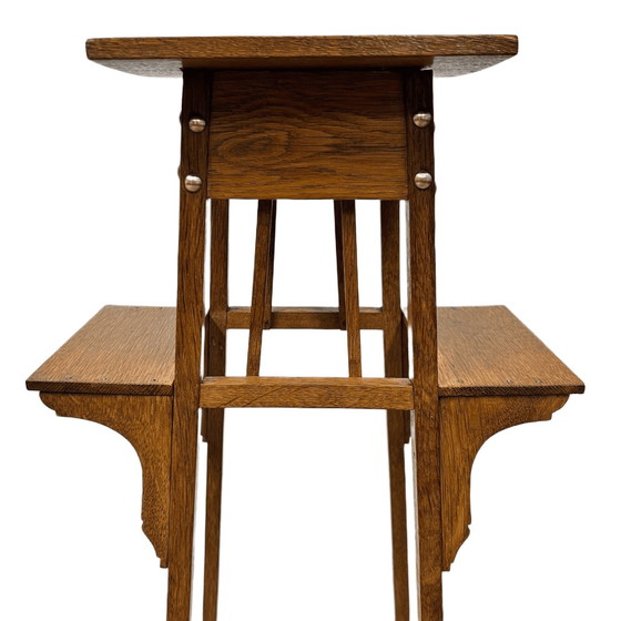 Image 1 of Mesa de pedestal para plantas con estantes laterales, estilo Art and Crafts, roble, década de 1890