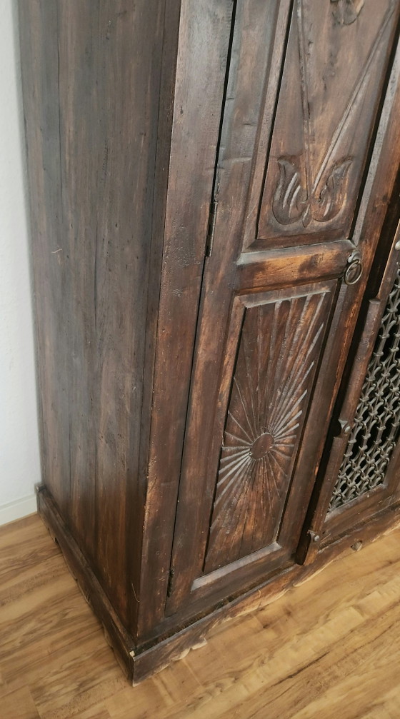 Massiver Kolonialer Antiker Holzschrank Mit Geschnitzten Türen Und Eisengitter Handgeschmiedet, Unikat, Bali (photo 8 of 15)