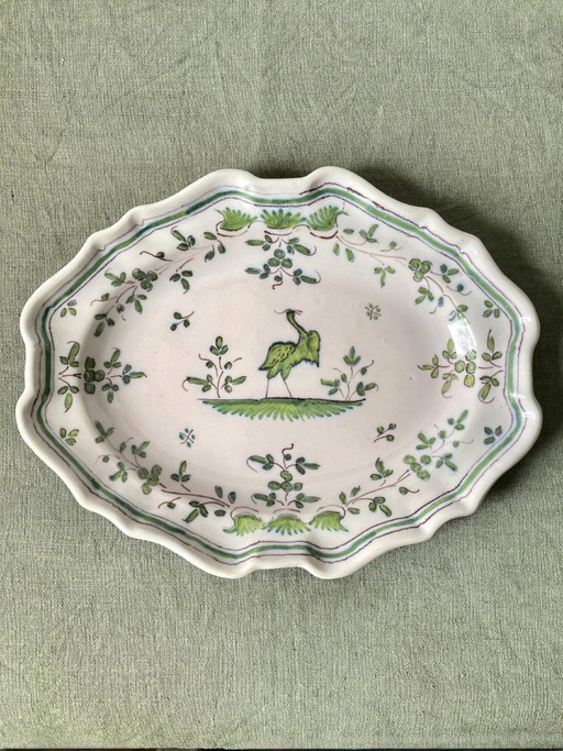 Plat ovale chantourné en faïence de Martres-Tolosane, héron en camaïeu de verts, XIXe siècle