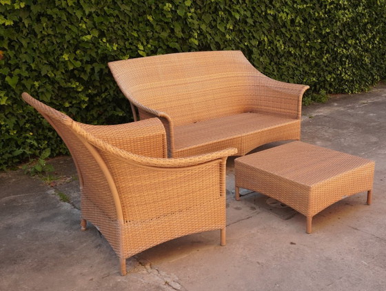 Image 1 of DEDON - tuinset, bestaande uit een tweezitsbank, een fauteuil en een salontafel.