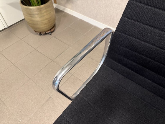 Vitra | Eames | EA119 | Schwarzer Hopsak | 1 Stück – Bürostühle, Aluminium (photo 10 of 14)