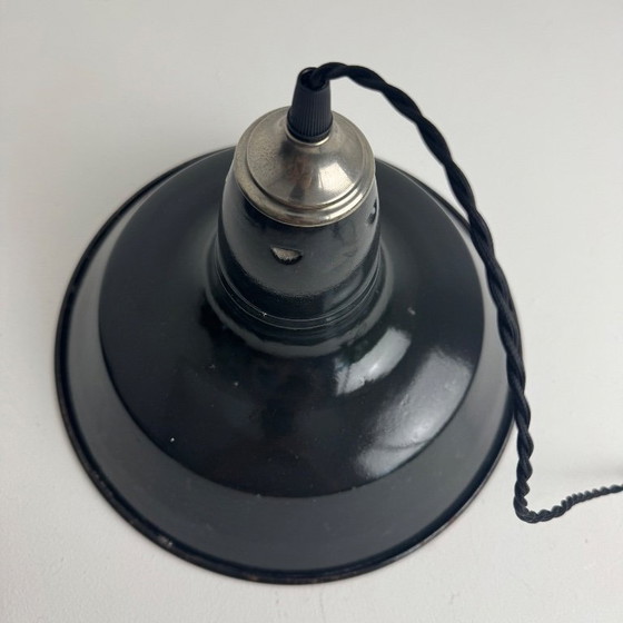 Image 1 of Lampada a sospensione industriale antica, smaltata, per officina.