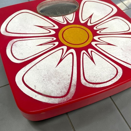 Image 1 of Hanson bathroom scale 1970s with flower