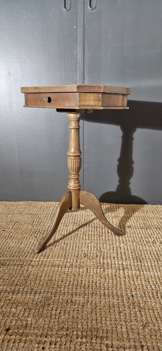 Image 1 of Klassiek houten bijzettafeltje met lade