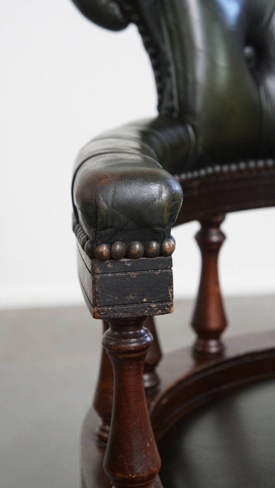 Image 1 of Rundleren en houten in hoogte verstelbare, swiffel en tilt chesterfield bureaustoel in een donkergroene kleur