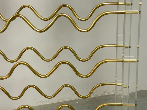 Seltenes skulpturales David Lange Lucite & Messing Weinregal. Frankreich, 1970er Jahre. Ref.: DO2000 (photo 5 of 12)