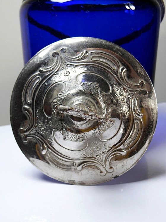 Image 1 of Tarro antiguo para galletas o dulces, de cristal azul cobalto y metal plateado, principios del siglo XX.