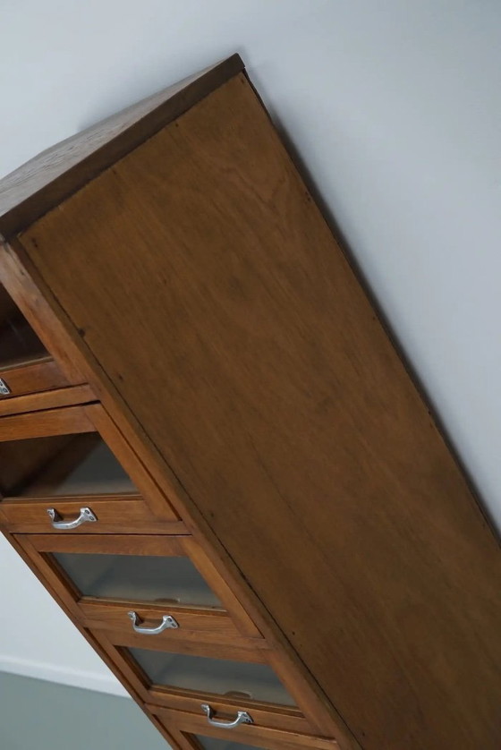 Image 1 of Armoire/vitrine de mercerie vintage allemande en hêtre/chêne, années 1950