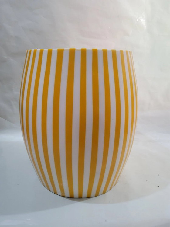 Image 1 of Tavolino laterale artigianale marocchino giallo e bianco - Artisanal Bijzettafel