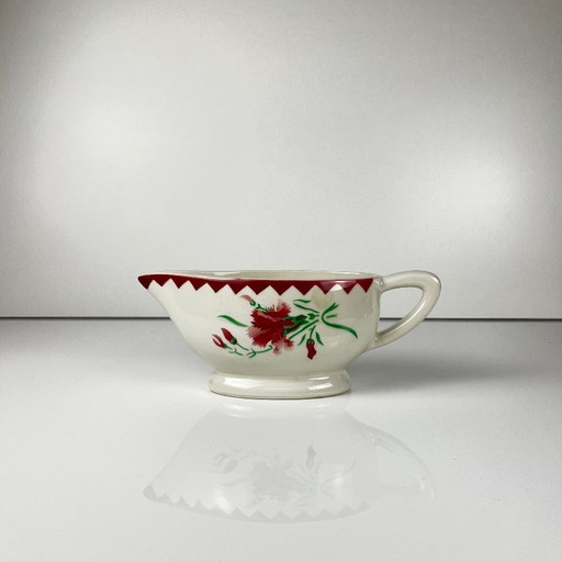 Sarreguemines "Oeillet" Sauceboat, 1920-50