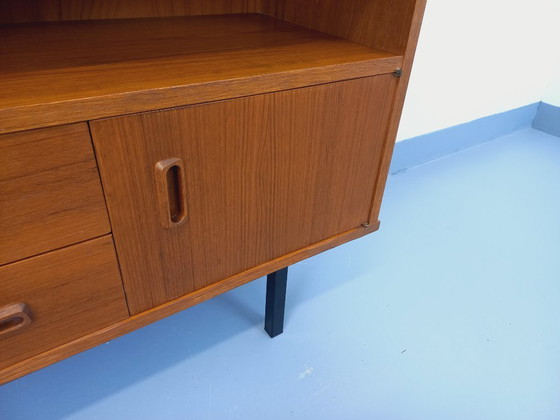 Image 1 of Vintage Scandinavisch modernistisch secretair bureau/boekenkast van teakhout en zwart metaal uit de jaren 50/60.