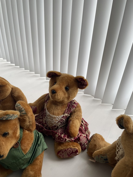 Image 1 of Set di orsetti di peluche vintage, di varie dimensioni e con diversi abiti.