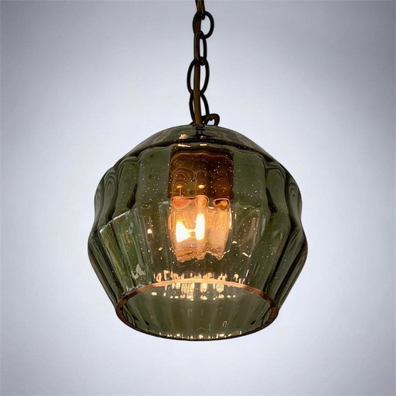 Image 1 of Lampada a sospensione retrò anni '70 in vetro fumé a coste e catena in ottone