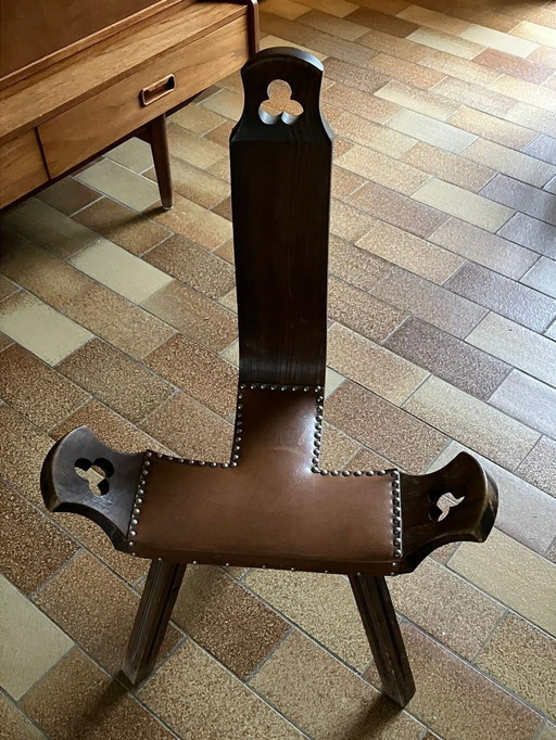 chaise trépied en bois brutaliste espagnole