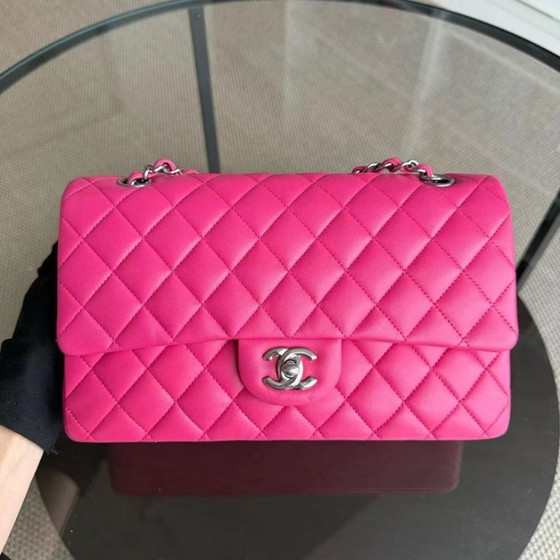 Image 1 of Sac Chanel Classic Flap moyen - Agneau matelassé rose fuchsia, finitions argentées, Série 19