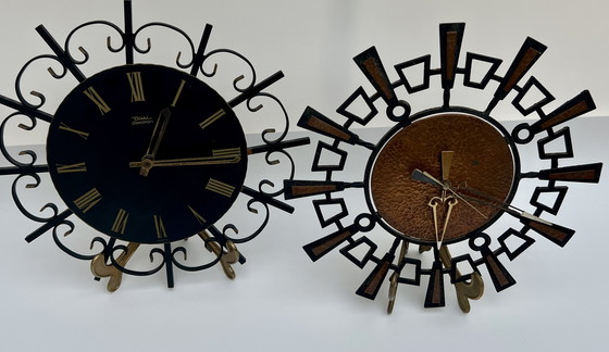 Image 1 of Due orologi da parete vintage – in ferro battuto / design di metà secolo – Diehl e orologio in rame fatto a mano