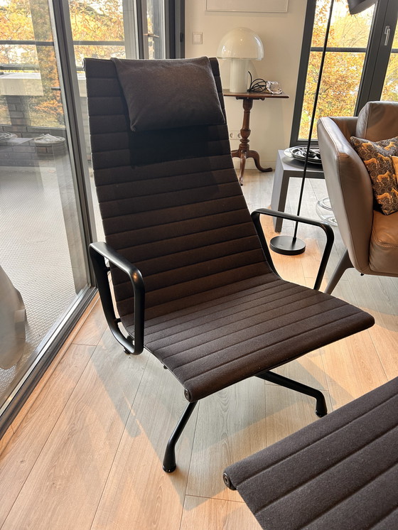 Image 1 of De Vitra lounge chair plus hocker van Charles & Ray Eames