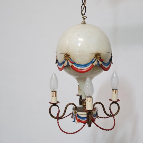 Image 1 of Lámpara de araña con globo aerostático de diseño francés Toleware, antigüedades modernas de los años 50