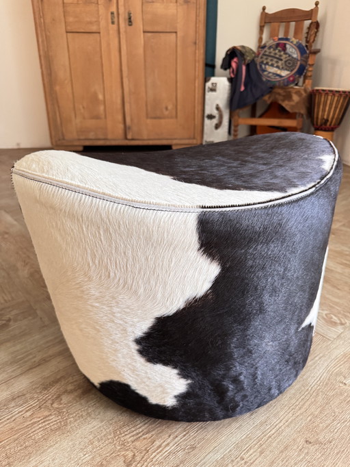 Unieke en mooie draaibare poef bekleed met een prachtig patroon echte koeienhuid. Ontworpen door Niels Gammelgaard voor Ikea en 