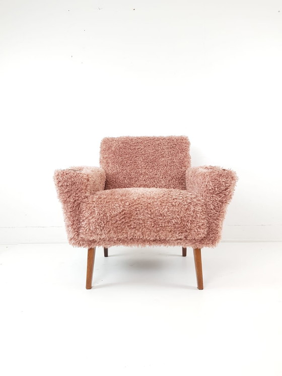 Image 1 of Fauteuil vintage rose | modèle danois accoudoirs en teck
