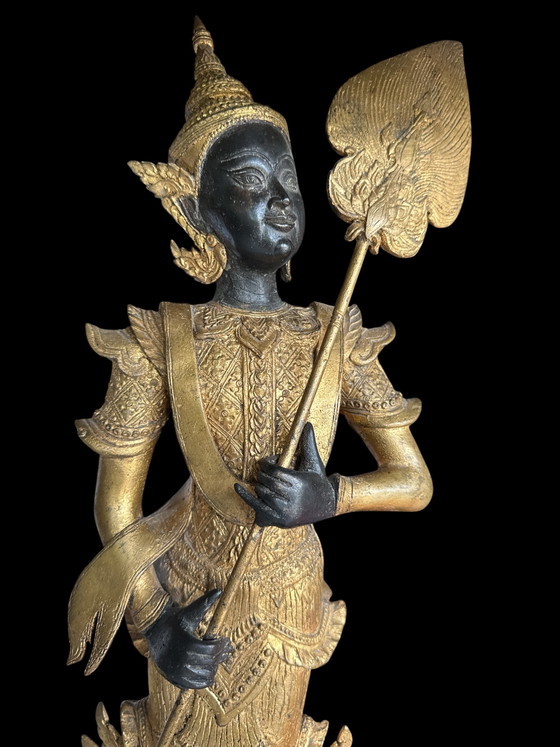 Image 1 of Dekorative, figürliche Tischleuchte in Bronzeoptik

