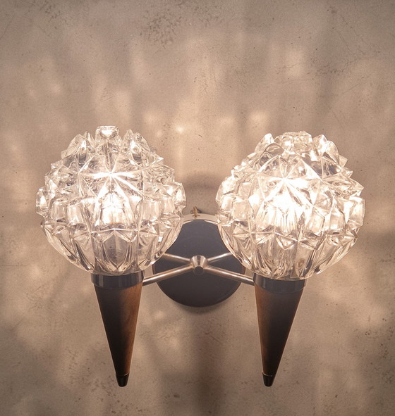 Image 1 of Applique doppia in stile scandinavo - Vetro scolpito e legno di teak - Anni '60