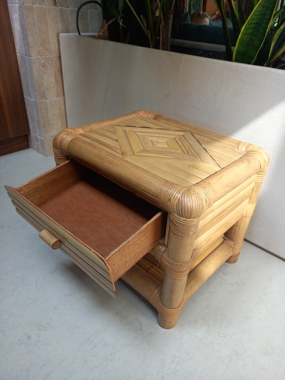 Image 1 of Comodino o tavolino d'appoggio vintage in bambù e rattan