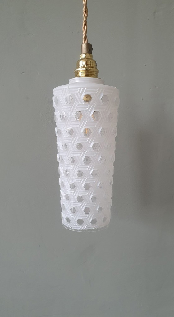 Image 1 of Suspension vintage milieu du siècle, forme conique, verre pressé dépoli à motifs