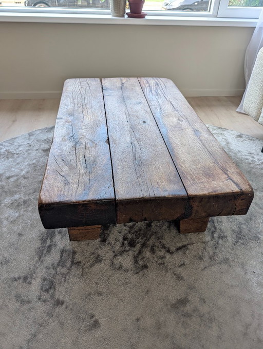 Brutalistischer Couchtisch aus massivem Holz, 72 x 120