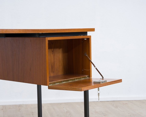 Image 1 of Bureau in mid-century modern stijl uit de jaren 60, met een strak, modern design. Teakhout.