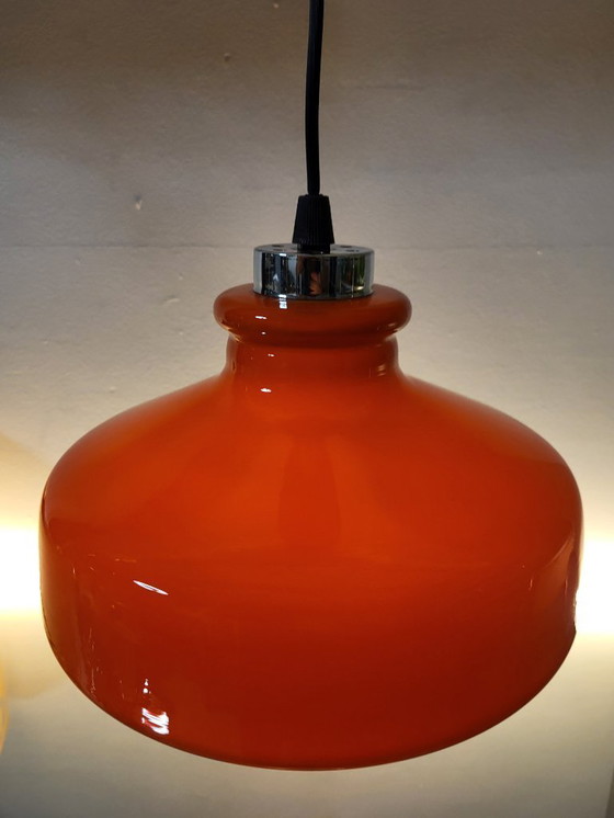 Image 1 of Lampada a sospensione vintage in vetro opalino arancione con finitura cromata, anni '60