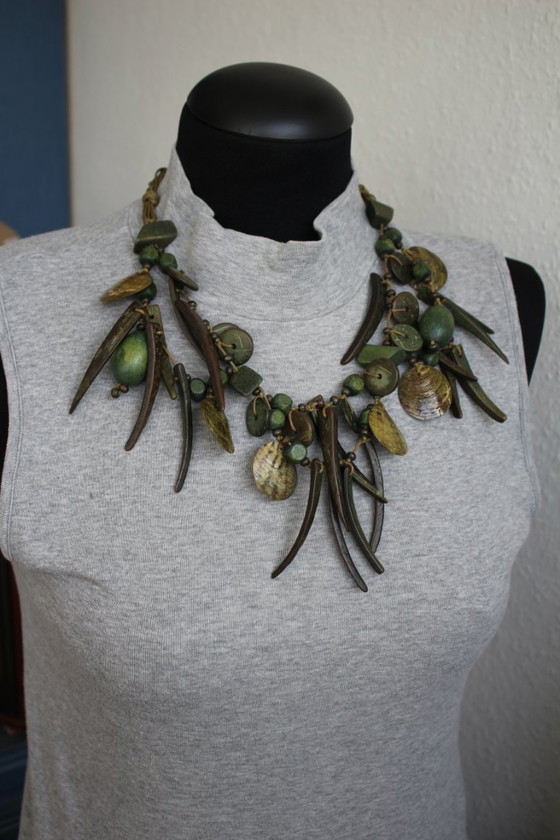 Image 1 of Opvallende halsketting, groene houten schelpen, extravagant, modern, handgemaakt
